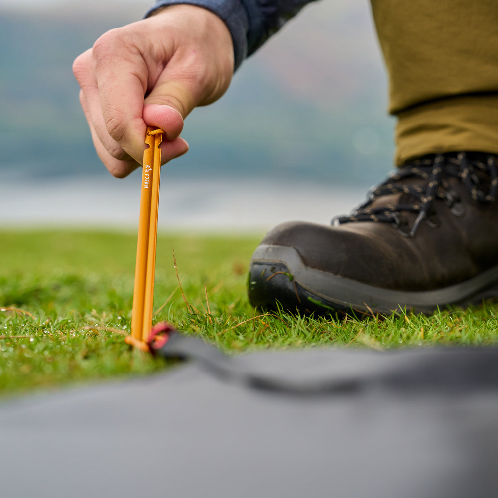 Fjern Stråle Tent Peg Set — Lightweight, durable, and designed for strong holding power, these high-visibility tent pegs are perfect for all terrains, ensuring your setup stays stable in any conditions